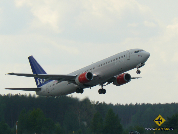 Boeing 737-883